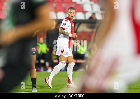 Amsterdam, Niederlande. September 2025. Amsterdam, Niederlande, 11. September 2025: Sherida Spitse (8 AFC Ajax) sieht beim ersten Qualifikationsspiel der UEFA Women's Europa Cup 2025/26 zwischen AFC Ajax und SK Sturm Graz im Sportkomplex de Toekomst in Amsterdam, Niederlande, an. (Leiting Gao/SPP) Credit: SPP Sport Press Photo. /Alamy Live News Stockfoto