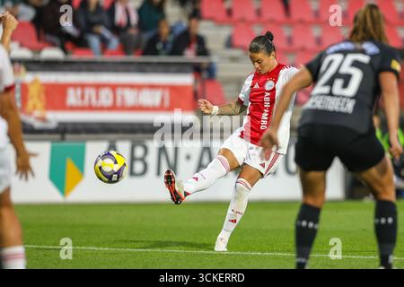Amsterdam, Niederlande. September 2025. Amsterdam, Niederlande, 11. September 2025: Sherida Spitse (8 AFC Ajax) schießt beim UEFA Womens Europa Cup 2025/26 in der ersten Qualifikationsrunde zwischen AFC Ajax und SK Sturm Graz im Sportkomplex de Toekomst in Amsterdam, Niederlande. (Leiting Gao/SPP) Credit: SPP Sport Press Photo. /Alamy Live News Stockfoto