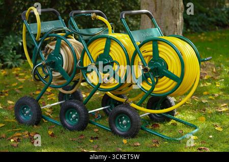 Gartenschlauchwagen, Schlauch lagern, lange Längen, Transport, Bewässerungsaufgaben, robust, stapelbar, Aufbewahrung, Strapazierfähigkeit, Mobilität, leicht nass aufwickeln. Stockfoto