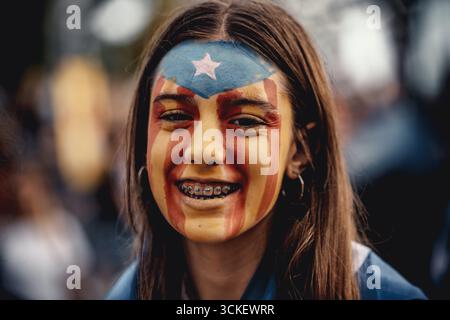 Barcelona, Spanien. September 2025. Ein Demonstrant mit katalanischen Farben auf seinem Gesicht versammelt sich am Nationalfeiertag in Barcelona. Quelle: Matthias Oesterle/Alamy Live News Stockfoto