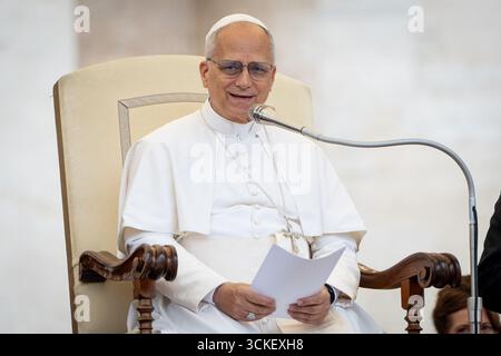 Papst Leo XIV. Hält seine Rede während der traditionellen Generalaudienz am Mittwoch auf dem Petersplatz. Stockfoto