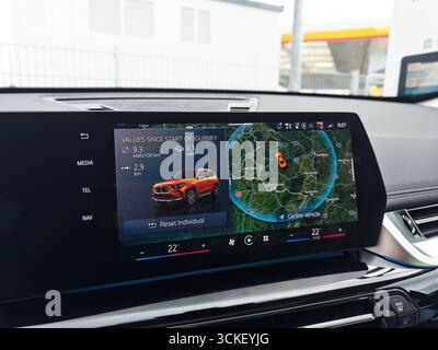 Hahn, Deutschland - 31. August 2025: Nahaufnahme eines Armaturenbretts eines BMW Elektroautos mit Fahrreichweite und Energiestatistiken mit Karte und kreisförmigem Bereich Stockfoto