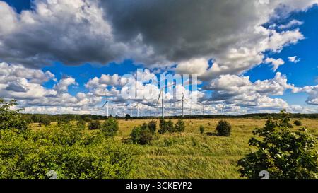Windturbinen in Paldiski, Estland unter dramatischem bewölktem Himmel Stockfoto