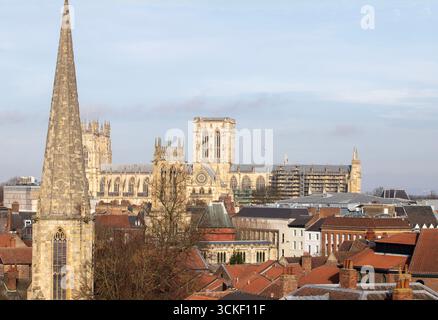 Blick auf York Minster, vorbei an der St. Mary's Church Coppergate von der Spitze des Clifford's Tower. Stockfoto