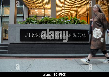 New York, USA. September 2025. Das Bürogebäude von JPMorgan Chase & Co. Befindet sich in Manhattan, New York City. (Credit Image: © Jimin Kim/SOPA Images via ZUMA Press Wire) NUR REDAKTIONELLE VERWENDUNG! Nicht für kommerzielle ZWECKE! Stockfoto