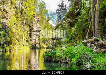 Blick von einem Boot auf das Ende des schiffbaren Abschnitts des Flusses Kamenice in der Tschechischen Schweiz im Frühling Stockfoto