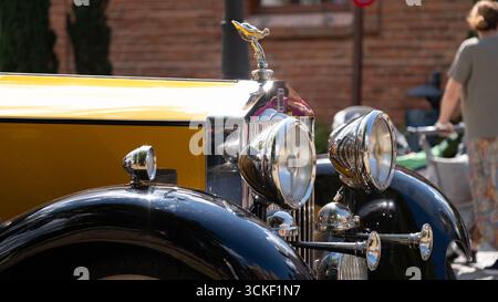Breslau Polen 23. August 24 2025 Detailansicht eines Rolls Royce Oldtimers, der während des Automobilfestivals im Schloss Topacz präsentiert wurde Stockfoto