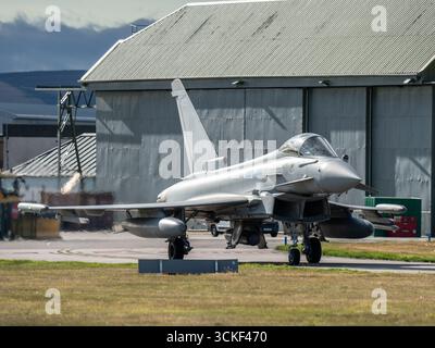 Lossiemouth, Moray, Großbritannien. September 2025. Taifun-Kampfflugzeuge starten im Rahmen geplanter Manöver auf der schottischen RAF Lossiemouth. Credit Ian Knight/Alamy Live News Stockfoto