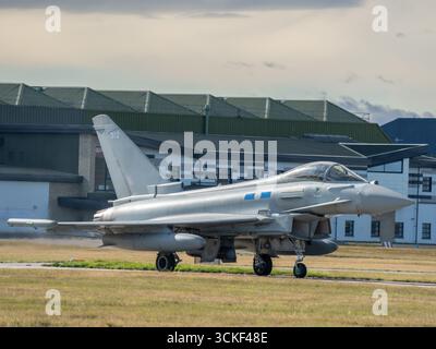 Lossiemouth, Moray, Großbritannien. September 2025. Taifun-Kampfflugzeuge starten im Rahmen geplanter Manöver auf der schottischen RAF Lossiemouth. Credit Ian Knight/Alamy Live News Stockfoto