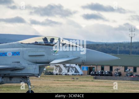 Lossiemouth, Moray, Großbritannien. September 2025. Taifun-Kampfflugzeuge starten im Rahmen geplanter Manöver auf der schottischen RAF Lossiemouth. Credit Ian Knight/Alamy Live News Stockfoto