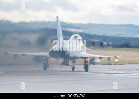 Lossiemouth, Moray, Großbritannien. September 2025. Taifun-Kampfflugzeuge starten im Rahmen geplanter Manöver auf der schottischen RAF Lossiemouth. Credit Ian Knight/Alamy Live News Stockfoto