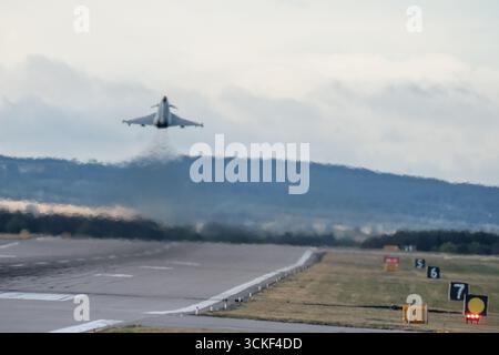 Lossiemouth, Moray, Großbritannien. September 2025. Taifun-Kampfflugzeuge starten im Rahmen geplanter Manöver auf der schottischen RAF Lossiemouth. Credit Ian Knight/Alamy Live News Stockfoto