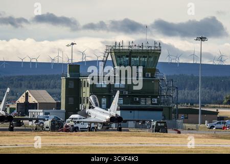 Lossiemouth, Moray, Großbritannien. September 2025. Taifun-Kampfflugzeuge starten im Rahmen geplanter Manöver auf der schottischen RAF Lossiemouth. Credit Ian Knight/Alamy Live News Stockfoto