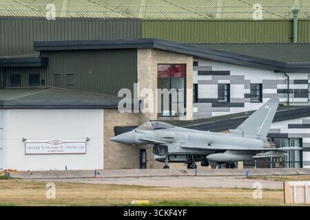 Lossiemouth, Moray, Großbritannien. September 2025. Taifun-Kampfflugzeuge starten im Rahmen geplanter Manöver auf der schottischen RAF Lossiemouth. Credit Ian Knight/Alamy Live News Stockfoto