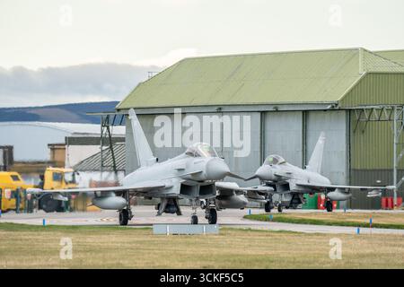 Lossiemouth, Moray, Großbritannien. September 2025. Taifun-Kampfflugzeuge starten im Rahmen geplanter Manöver auf der schottischen RAF Lossiemouth. Credit Ian Knight/Alamy Live News Stockfoto