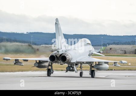 Lossiemouth, Moray, Großbritannien. September 2025. Taifun-Kampfflugzeuge starten im Rahmen geplanter Manöver auf der schottischen RAF Lossiemouth. Credit Ian Knight/Alamy Live News Stockfoto
