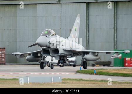 Lossiemouth, Moray, Großbritannien. September 2025. Taifun-Kampfflugzeuge starten im Rahmen geplanter Manöver auf der schottischen RAF Lossiemouth. Credit Ian Knight/Alamy Live News Stockfoto