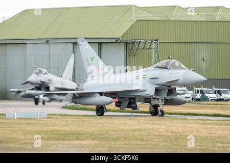Lossiemouth, Moray, Großbritannien. September 2025. Taifun-Kampfflugzeuge starten im Rahmen geplanter Manöver auf der schottischen RAF Lossiemouth. Credit Ian Knight/Alamy Live News Stockfoto