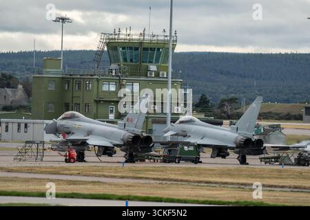 Lossiemouth, Moray, Großbritannien. September 2025. Taifun-Kampfflugzeuge starten im Rahmen geplanter Manöver auf der schottischen RAF Lossiemouth. Credit Ian Knight/Alamy Live News Stockfoto