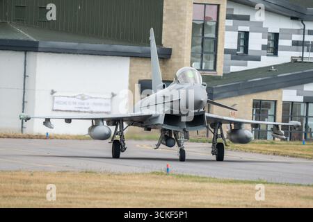 Lossiemouth, Moray, Großbritannien. September 2025. Taifun-Kampfflugzeuge starten im Rahmen geplanter Manöver auf der schottischen RAF Lossiemouth. Credit Ian Knight/Alamy Live News Stockfoto