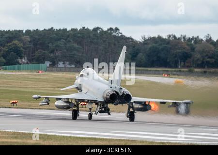 Lossiemouth, Moray, Großbritannien. September 2025. Taifun-Kampfflugzeuge starten im Rahmen geplanter Manöver auf der schottischen RAF Lossiemouth. Credit Ian Knight/Alamy Live News Stockfoto