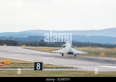 Lossiemouth, Moray, Großbritannien. September 2025. Taifun-Kampfflugzeuge starten im Rahmen geplanter Manöver auf der schottischen RAF Lossiemouth. Credit Ian Knight/Alamy Live News Stockfoto