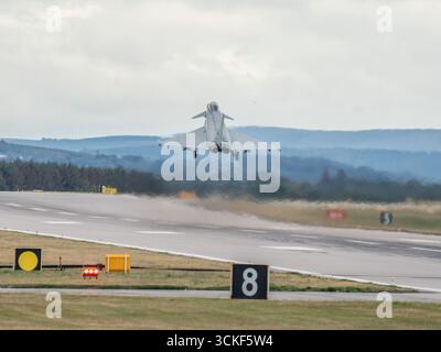 Lossiemouth, Moray, Großbritannien. September 2025. Taifun-Kampfflugzeuge starten im Rahmen geplanter Manöver auf der schottischen RAF Lossiemouth. Credit Ian Knight/Alamy Live News Stockfoto