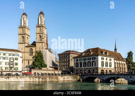 Blick auf die Limmat mit den Türmen von Grossmunster und der Wasserkirche, in der Altstadt von Zürich, Schweiz. Stockfoto