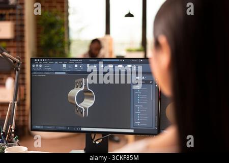 Nahaufnahme einer Ingenieurin, die einen Prototypen für Metallgetriebe mit Hilfe von Augmented CAD-Software entwarf. Freischaffende Designerin mit technischer Präzision, Innovation und digitaler Handwerkskunst. Stockfoto
