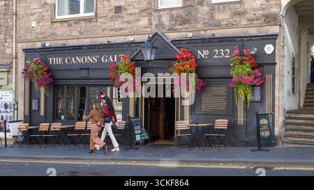 The Canons’ Gait Pub on the Canongate, Royal Mile, Edinburgh, Schottland – eine traditionelle Bar, die bei Einheimischen und Besuchern beliebt ist. Stockfoto