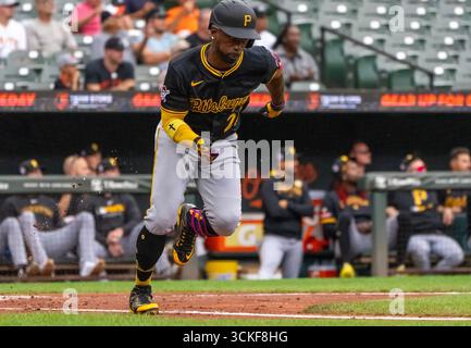 Baltimore, USA. September 2025. BALTIMORE, MD – 11. SEPTEMBER: Der Pittsburgh Pirates Outfield Andrew McCutchen (22) fährt am 11. September 2025 im Oriole Park in Camden Yards in Baltimore, Maryland, zur ersten Base. (Foto: Tony Quinn/SipaUSA) Credit: SIPA USA/Alamy Live News Stockfoto