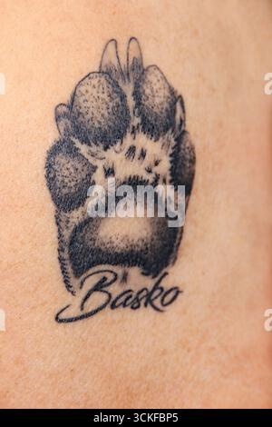 Hundepfoten-Tattoo Stockfoto