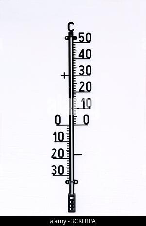 Außenthermometer an einer Hauswand Stockfoto