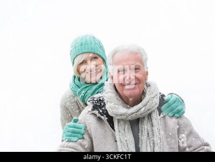 Seniorenpaar auf einem Spaziergang im Schnee Stockfoto