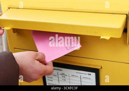 Briefwahl wird in der Postbox platziert, symbolisches Bild der Briefwahl, Deutschland Stockfoto