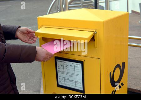 Briefwahl wird in der Postbox platziert, symbolisches Bild der Briefwahl, Deutschland Stockfoto