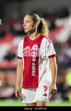 Amsterdam, Niederlande. September 2025. Amsterdam, Niederlande, 11. September 2025: Danique Tolhoek (9 AFC Ajax) sieht beim ersten Qualifikationsspiel der UEFA Women's Europa Cup 2025/26 zwischen AFC Ajax und SK Sturm Graz im Sportkomplex de Toekomst in Amsterdam, Niederlande, an. (Leiting Gao/SPP) Credit: SPP Sport Press Photo. /Alamy Live News Stockfoto