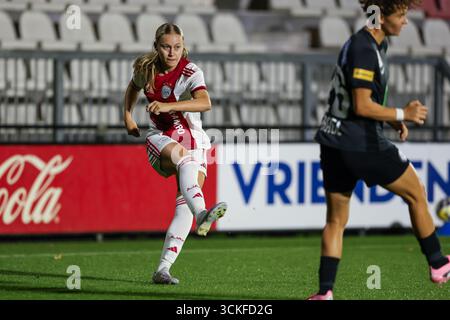 Amsterdam, Niederlande. September 2025. Amsterdam, Niederlande, 11. September 2025: Ranneke Derks (7 AFC Ajax) übergibt den Ball während des ersten Qualifikationsspiels der UEFA Women's Europa Cup 2025/26 zwischen AFC Ajax und SK Sturm Graz im Sportkomplex de Toekomst in Amsterdam, Niederlande. (Leiting Gao/SPP) Credit: SPP Sport Press Photo. /Alamy Live News Stockfoto