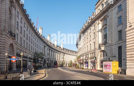 LONDON, ENGLAND - 28. August 2025: Klassische Szenen rund um das Zentrum Londons umfassen historische Gebäude, berühmte rote Busse und den ständigen Fluss der globalen Tu Stockfoto