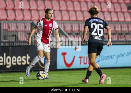 Amsterdam, Niederlande. September 2025. Amsterdam, Niederlande, 11. September 2025: Lotte Keukelaar (23 AFC Ajax) sieht beim ersten Qualifikationsspiel der UEFA Women's Europa Cup 2025/26 zwischen AFC Ajax und SK Sturm Graz im Sportkomplex de Toekomst in Amsterdam, Niederlande, an. (Leiting Gao/SPP) Credit: SPP Sport Press Photo. /Alamy Live News Stockfoto