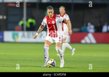 Amsterdam, Niederlande. September 2025. Amsterdam, Niederlande, 11. September 2025: Sherida Spitse (8 AFC Ajax) läuft mit dem Ball während des UEFA Women's Europa Cup 2025/26 erste Qualifikationsrunde Spiel zwischen AFC Ajax und SK Sturm Graz im Sportkomplex de Toekomst in Amsterdam, Niederlande. (Leiting Gao/SPP) Credit: SPP Sport Press Photo. /Alamy Live News Stockfoto