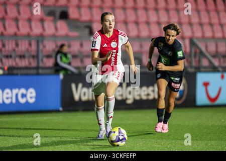 Amsterdam, Niederlande. September 2025. Amsterdam, Niederlande, 11. September 2025: Lotte Keukelaar (23 AFC Ajax) läuft mit dem Ball während des UEFA Women's Europa Cup 2025/26 erste Qualifikationsrunde zwischen AFC Ajax und SK Sturm Graz im Sportkomplex de Toekomst in Amsterdam, Niederlande. (Leiting Gao/SPP) Credit: SPP Sport Press Photo. /Alamy Live News Stockfoto