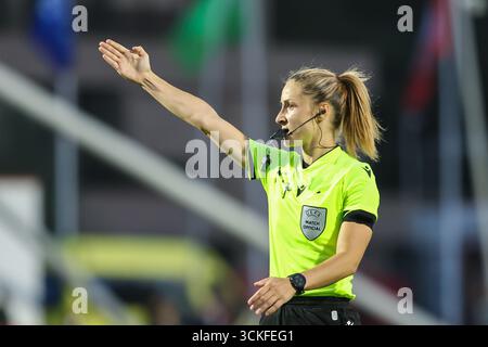 Amsterdam, Niederlande. September 2025. Amsterdam, Niederlande, 11. September 2025: Schiedsrichterin Milica Milovanovic gibt beim UEFA Women's Europa Cup 2025/26 erste Qualifikationsrunde zwischen AFC Ajax und SK Sturm Graz im Sportkomplex de Toekomst in Amsterdam, Niederlande. (Leiting Gao/SPP) Credit: SPP Sport Press Photo. /Alamy Live News Stockfoto