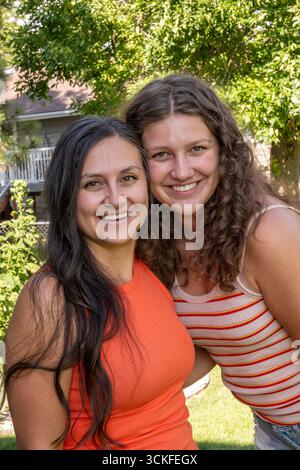 Mutter und ihre Teenager-Tochter lächeln für die Kamera, 2025, Great Falls, Montana, USA Stockfoto