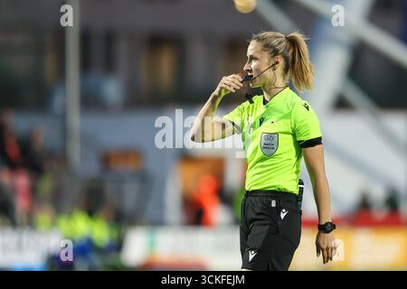 Amsterdam, Niederlande. September 2025. Amsterdam, Niederlande, 11. September 2025: Schiedsrichterin Milica Milovanovic pfeift beim ersten Qualifikationsspiel der UEFA Women's Europa Cup 2025/26 zwischen AFC Ajax und SK Sturm Graz im Sportkomplex de Toekomst in Amsterdam, Niederlande. (Leiting Gao/SPP) Credit: SPP Sport Press Photo. /Alamy Live News Stockfoto