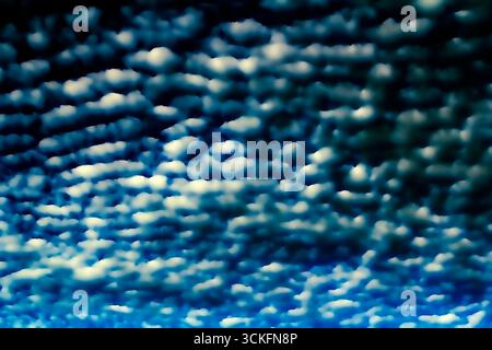 Ein Himmel voller gemusterter Wolken, wahrscheinlich Altocumulus oder Cirrocumulus, vor einem leuchtend blauen Hintergrund in Sydney, NSW, Australien. (Foto von Tara CH Stockfoto