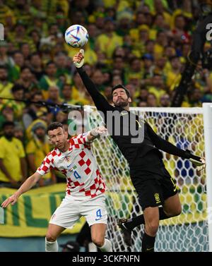 Ivan Perisic sucht im Viertelfinale der FIFA Fussball-Weltmeisterschaft 2022 die Kontrolle gegen Brasilien. Stockfoto