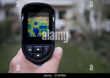Messung der Wärmebrücke am Hausgebäude mit Infrarot-Thermografie-Bildkamera Stockfoto