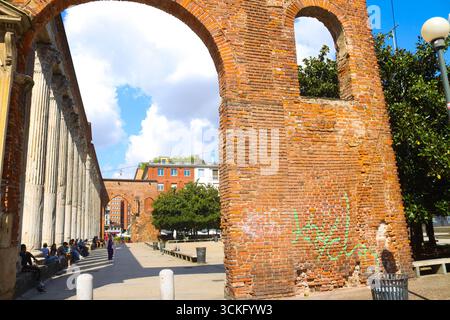 Mailand, Italien. September 2025. Mailand (Italien), 11. September 2025 – Colonne di San Lorenzo – die Säulen von San Lorenzo sind einige der wichtigsten Überreste der antiken Welt in Mailand. Sie waren wahrscheinlich Teil eines heidnischen oder bananischen Tempels und stammen wahrscheinlich aus dem 2. Jahrhundert n. Chr. Kolonnaden mit 16 Säulen. Im 4. Jahrhundert wurden die Säulen an ihren heutigen Standort verlegt, um eine Kolonnade von 16 korinthischen Säulen auf dem Platz vor der Basilika San Lorenzo zu bilden. Am südlichen Ende der Kolonnade befindet sich ein altes Portal mit Marmordekorationen aus der Zeit der Antike Stockfoto