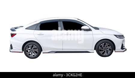 Ansicht von der rechten Seite der weißen Sportlimousine ist isoliert auf weißem Hintergrund mit Beschneidungspfad. Stockfoto